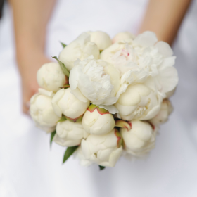 Bouquet de mariée pivoines blanches